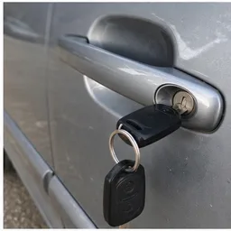 Крупный план дверной ручки автомобиля с ключом без номера