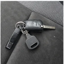 Автомобильные ключи на сиденье без брендов