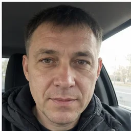 Синтетический портрет мужчины в салоне автомобиля, телефонный снимок