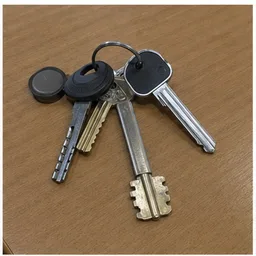 Связка ключей на деревянной поверхности