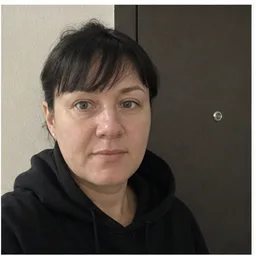Синтетический портрет женщины у входной двери, телефонный снимок