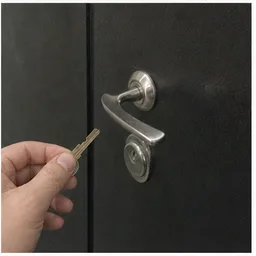 Рука с ключом рядом с дверной ручкой, нейтральный кадр