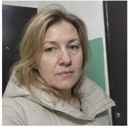 Синтетический портрет женщины в подъезде, естественный свет