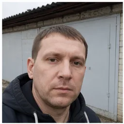 Синтетический портрет мужчины у гаража, телефонная фотография