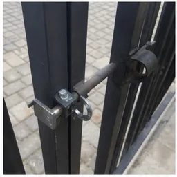 Металлическая калитка и уличный замок